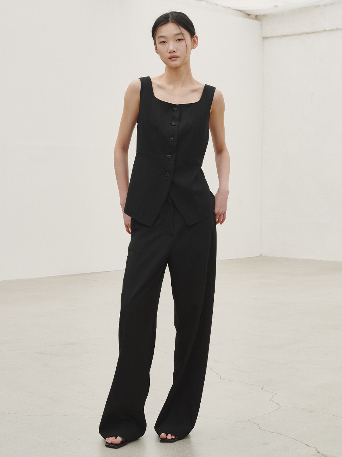 누브(NOUVE) 린넨 와이드 커브드 팬츠 - 블랙 / Linen Wide Curved Pants - Black