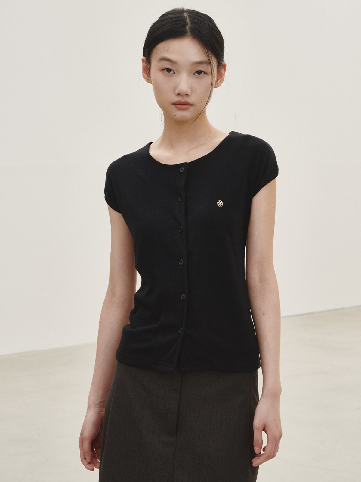 누브(NOUVE) 캡슬리브 버튼 티셔츠 - 블랙 / Cap Sleeve Button T-shirt - Black
