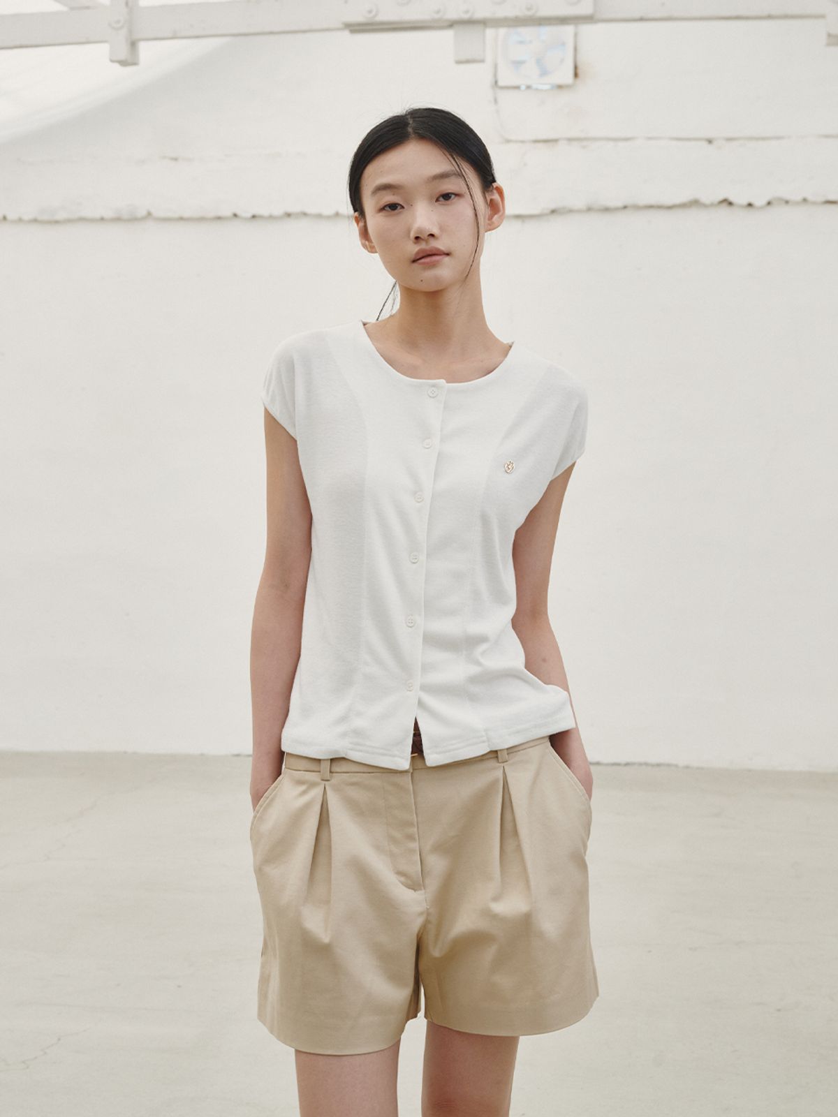 누브(NOUVE) 캡슬리브 버튼 티셔츠 - 화이트 / Cap Sleeve Button T-shirt - White