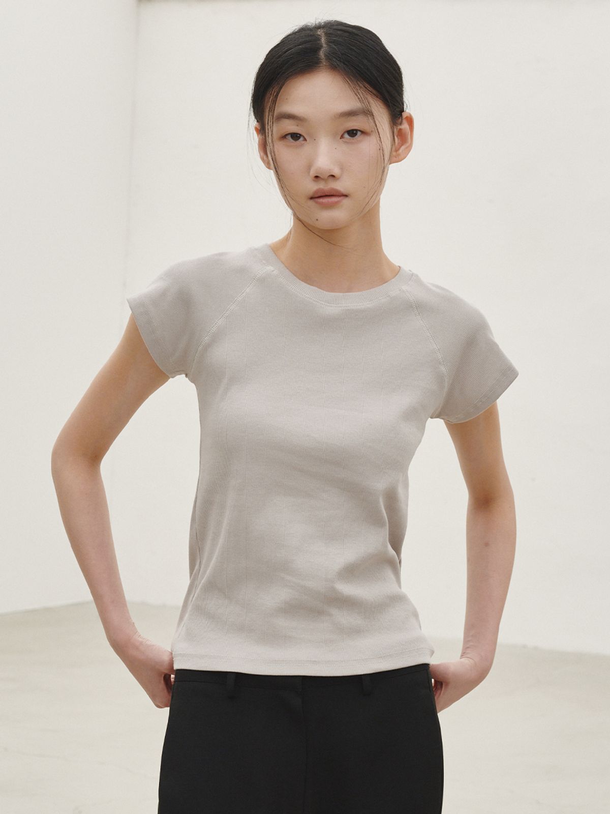 누브(NOUVE) 레글런 라운드 티셔츠 - 베이지 / Raglan Round T-Shirt - Beige