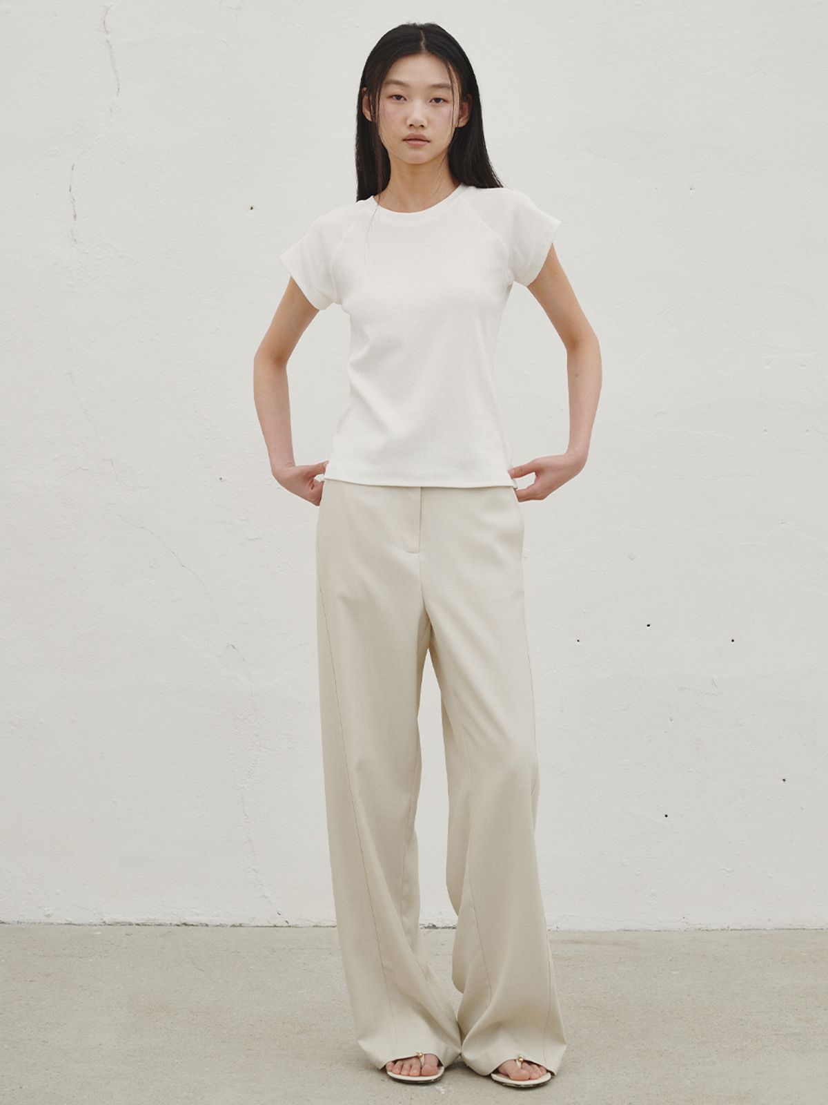 누브(NOUVE) 레글런 라운드 티셔츠 - 아이보리 / Raglan Round T-Shirt - Ivory