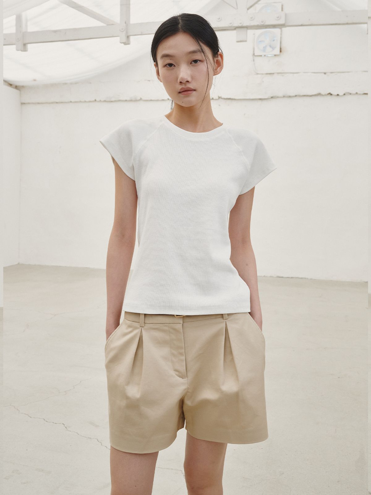 누브(NOUVE) 레글런 라운드 티셔츠 - 아이보리 / Raglan Round T-Shirt - Ivory