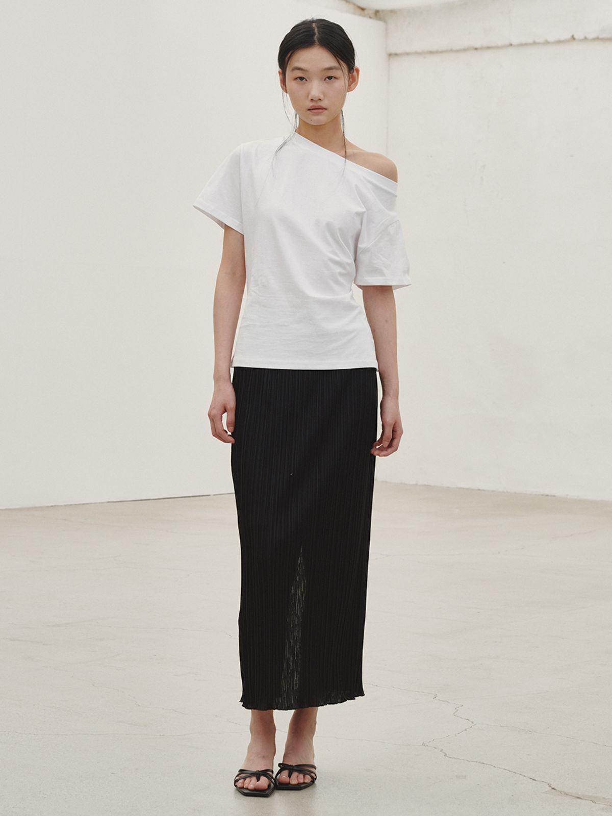 누브(NOUVE) 언발란스 코튼 티셔츠 - 화이트 / Unbalanced Cotton T-shirt - White
