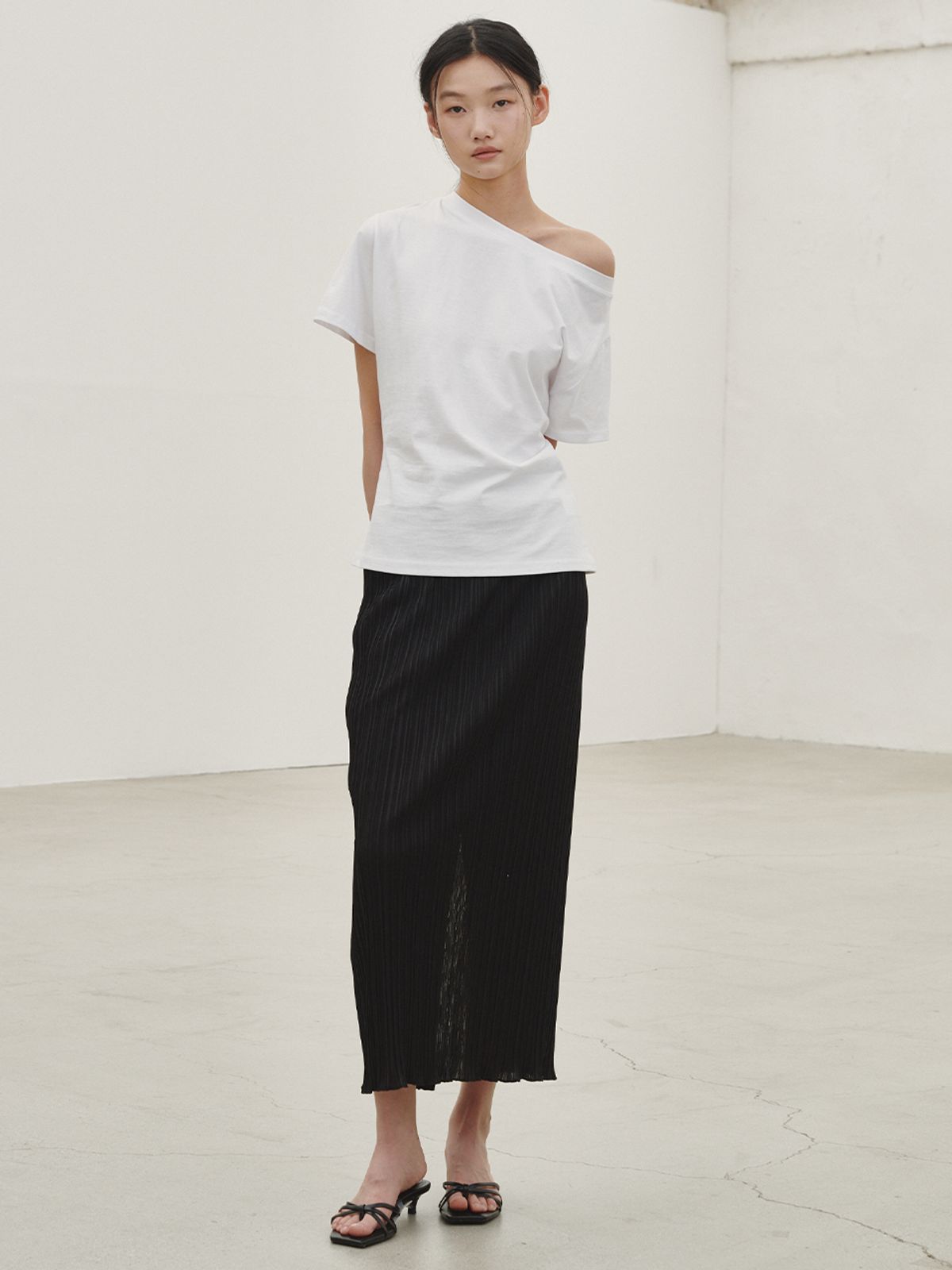 누브(NOUVE) 언발란스 코튼 티셔츠 - 화이트 / Unbalanced Cotton T-shirt - White