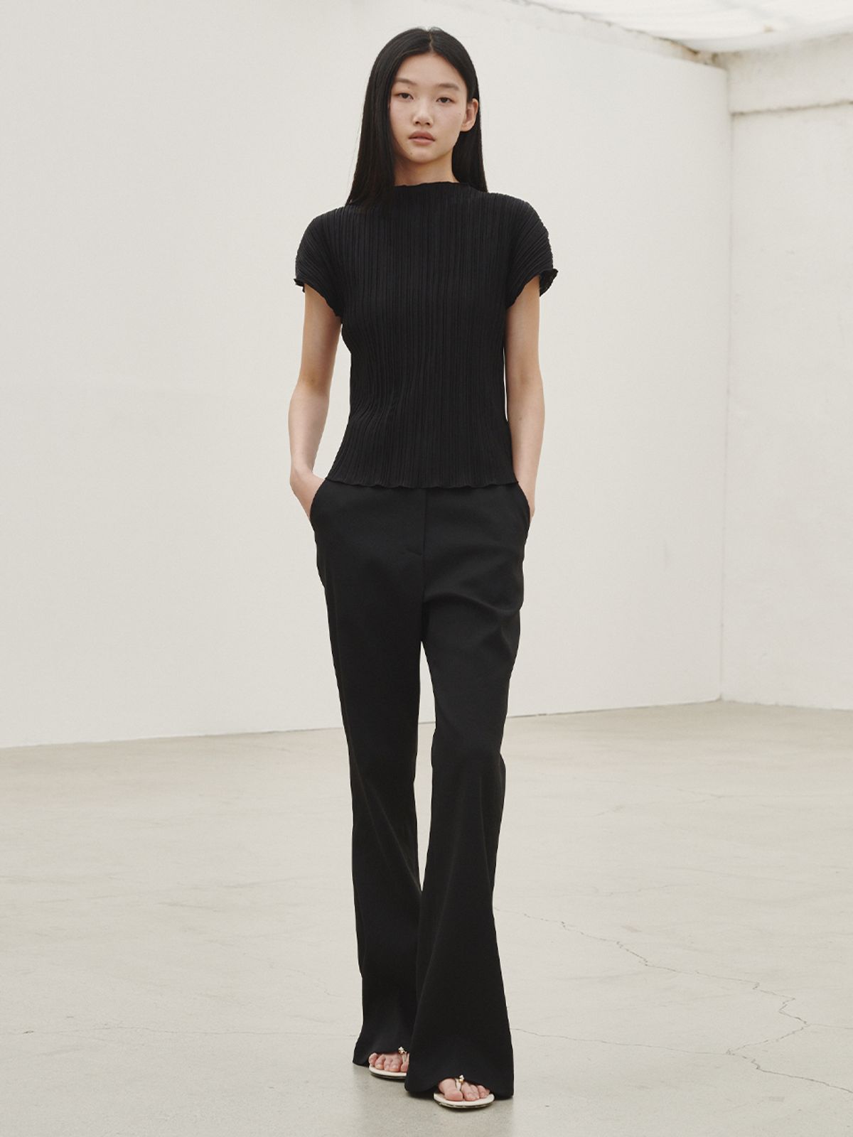 누브(NOUVE) 플리츠 모크넥 티셔츠 - 블랙 / Pleated Mock Neck T-shirt - Black