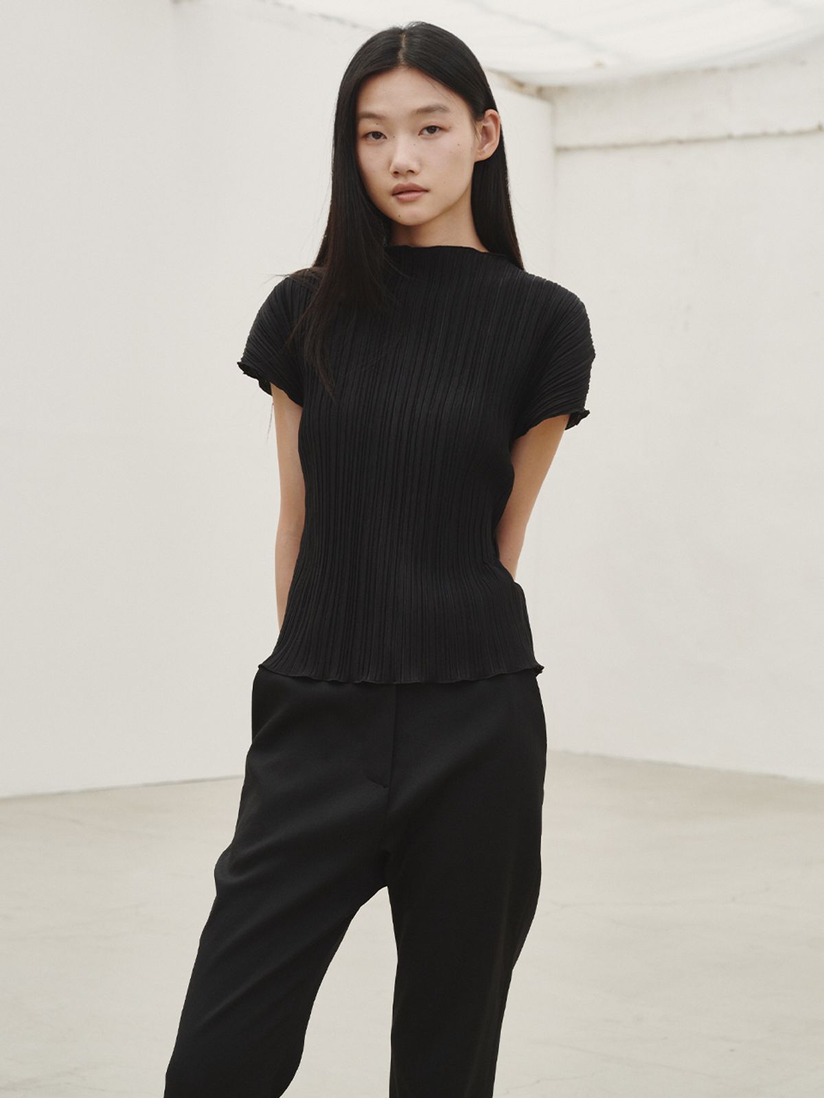누브(NOUVE) 플리츠 모크넥 티셔츠 - 블랙 / Pleated Mock Neck T-shirt - Black
