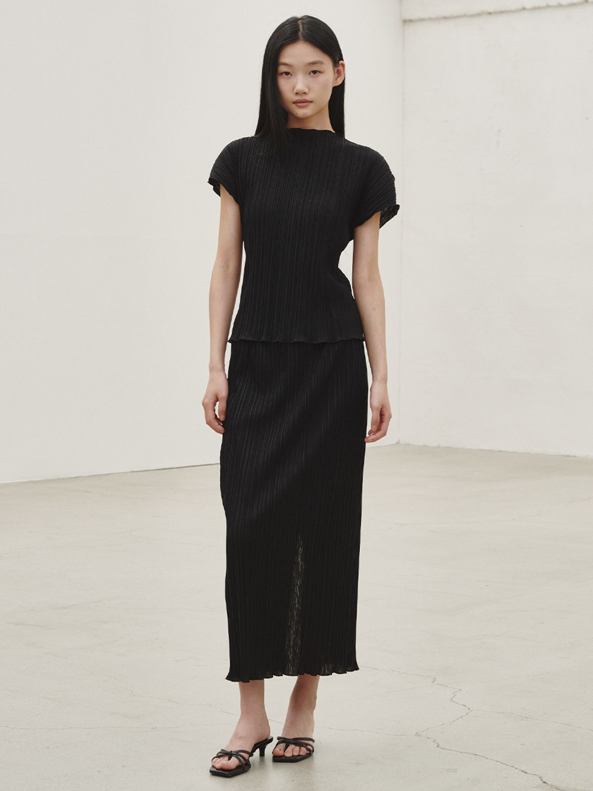 누브(NOUVE) 플리츠 모크넥 티셔츠 - 블랙 / Pleated Mock Neck T-shirt - Black