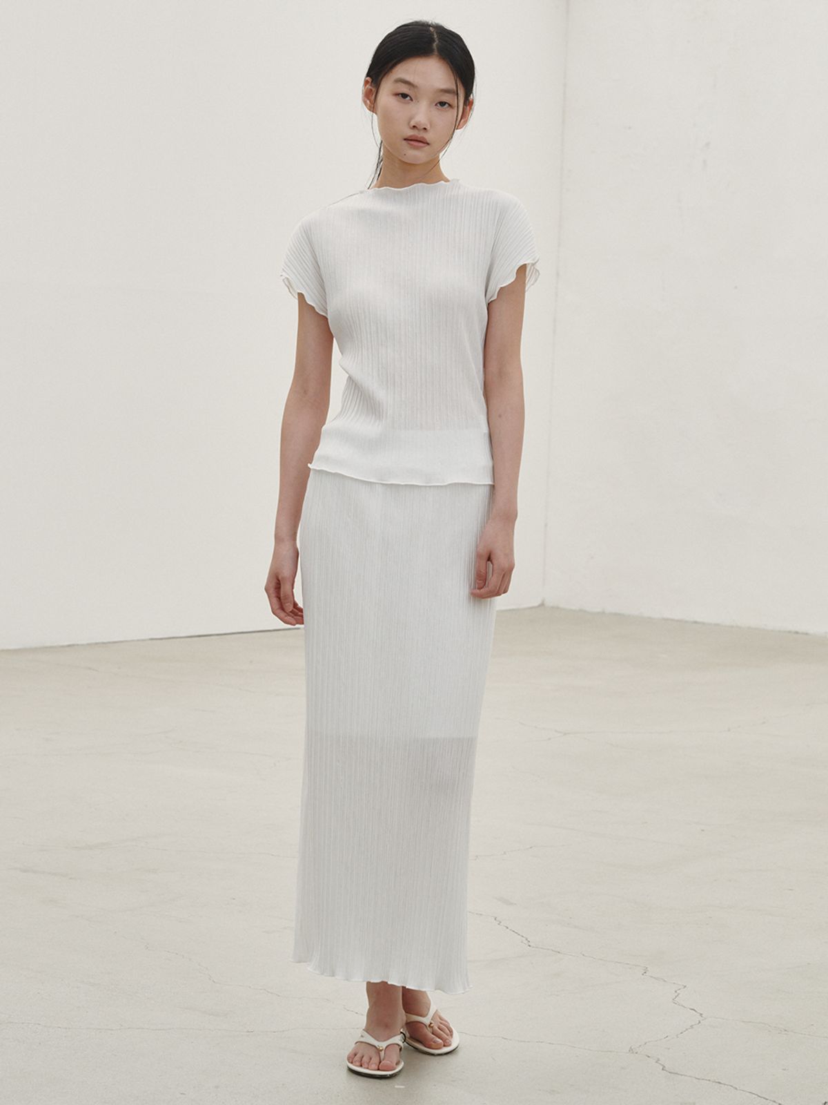 누브(NOUVE) 플리츠 모크넥 티셔츠 - 화이트 / Pleated Mock Neck T-shirt - White