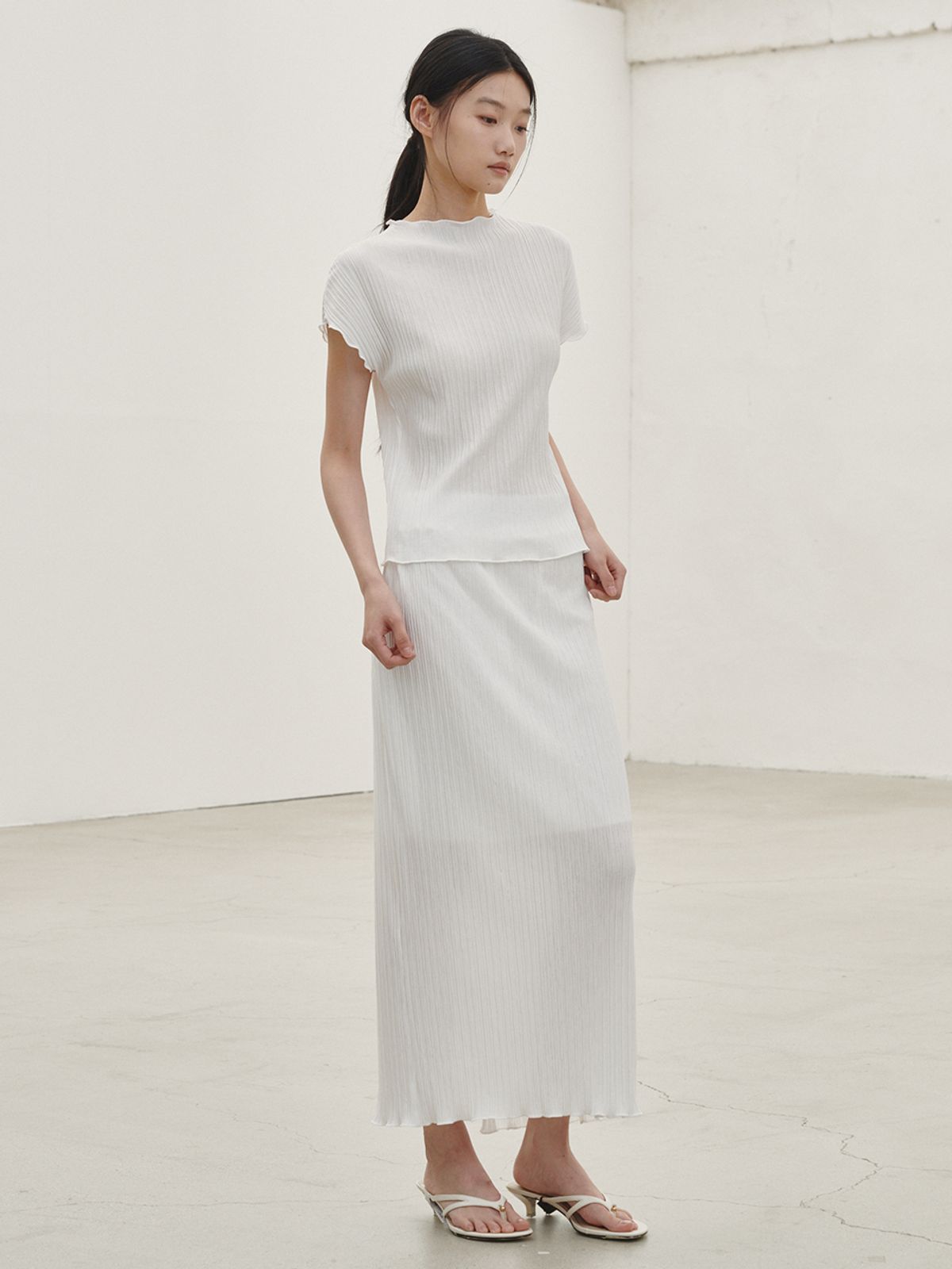 누브(NOUVE) 플리츠 모크넥 티셔츠 - 화이트 / Pleated Mock Neck T-shirt - White
