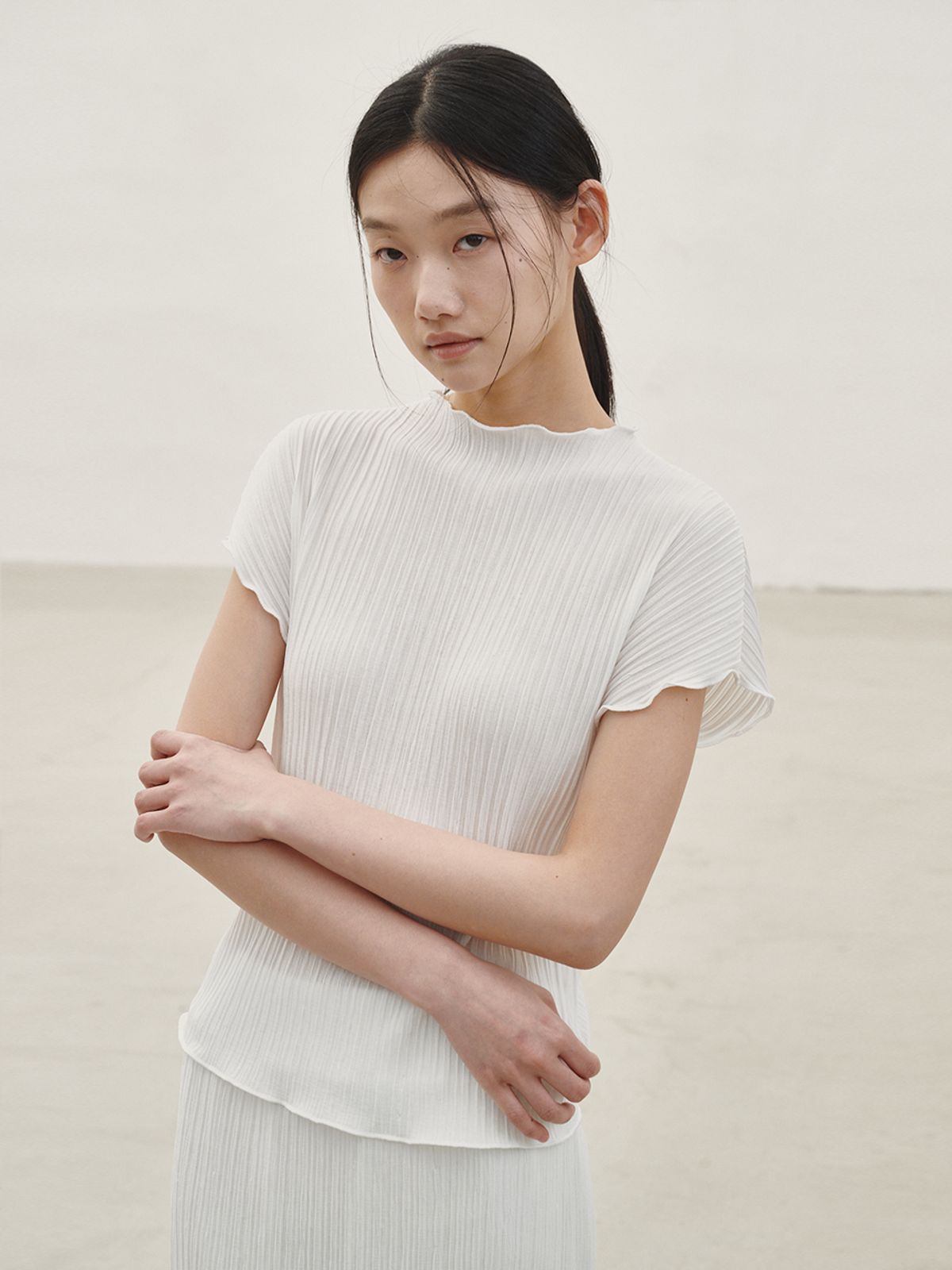 누브(NOUVE) 플리츠 모크넥 티셔츠 - 화이트 / Pleated Mock Neck T-shirt - White