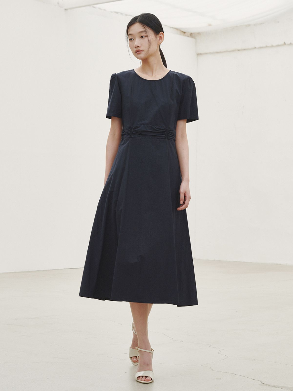 누브(NOUVE) 라운드 넥 셔링 포인트 드레스 - 네이비 / Round Neck Shirring Point Dress - Navy