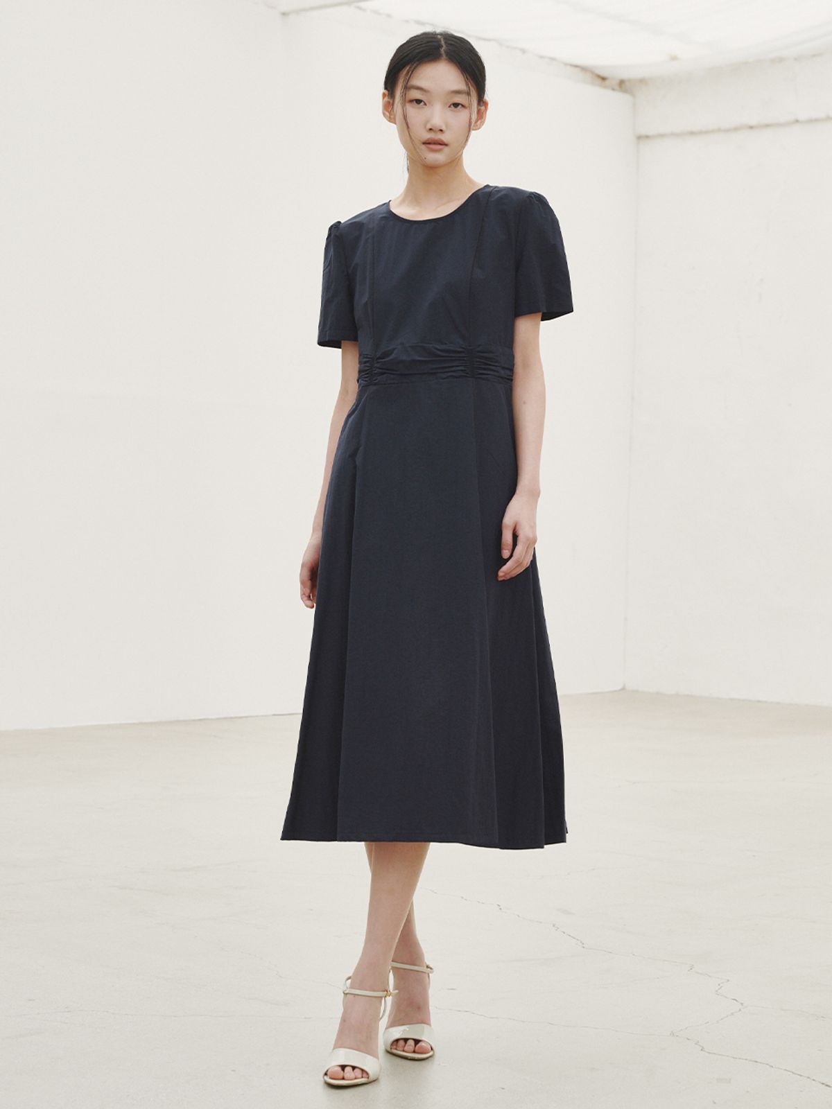 누브(NOUVE) 라운드 넥 셔링 포인트 드레스 - 네이비 / Round Neck Shirring Point Dress - Navy