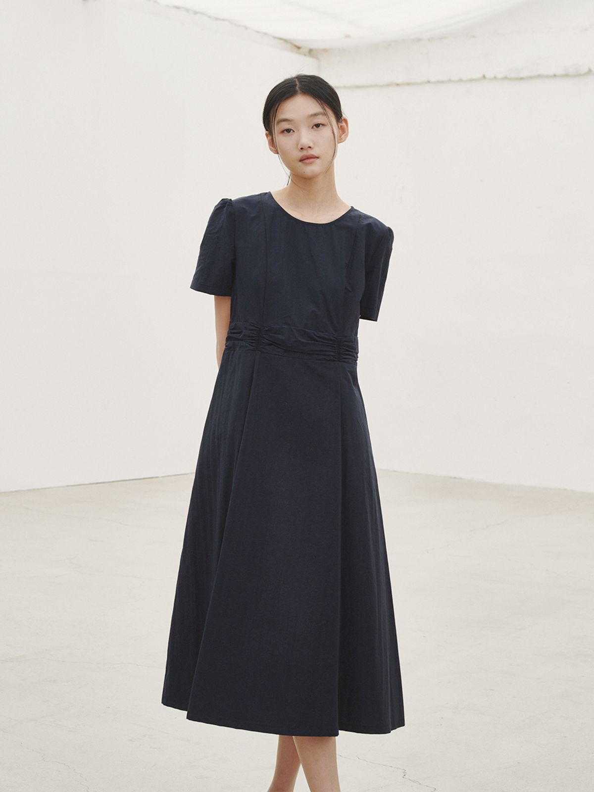 누브(NOUVE) 라운드 넥 셔링 포인트 드레스 - 네이비 / Round Neck Shirring Point Dress - Navy