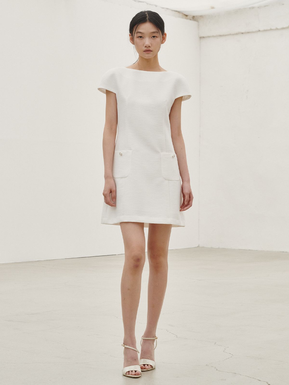 누브(NOUVE) 보트넥 트위드 미니 드레스 - 화이트 / Boat Neck Tweed Mini Dress - White