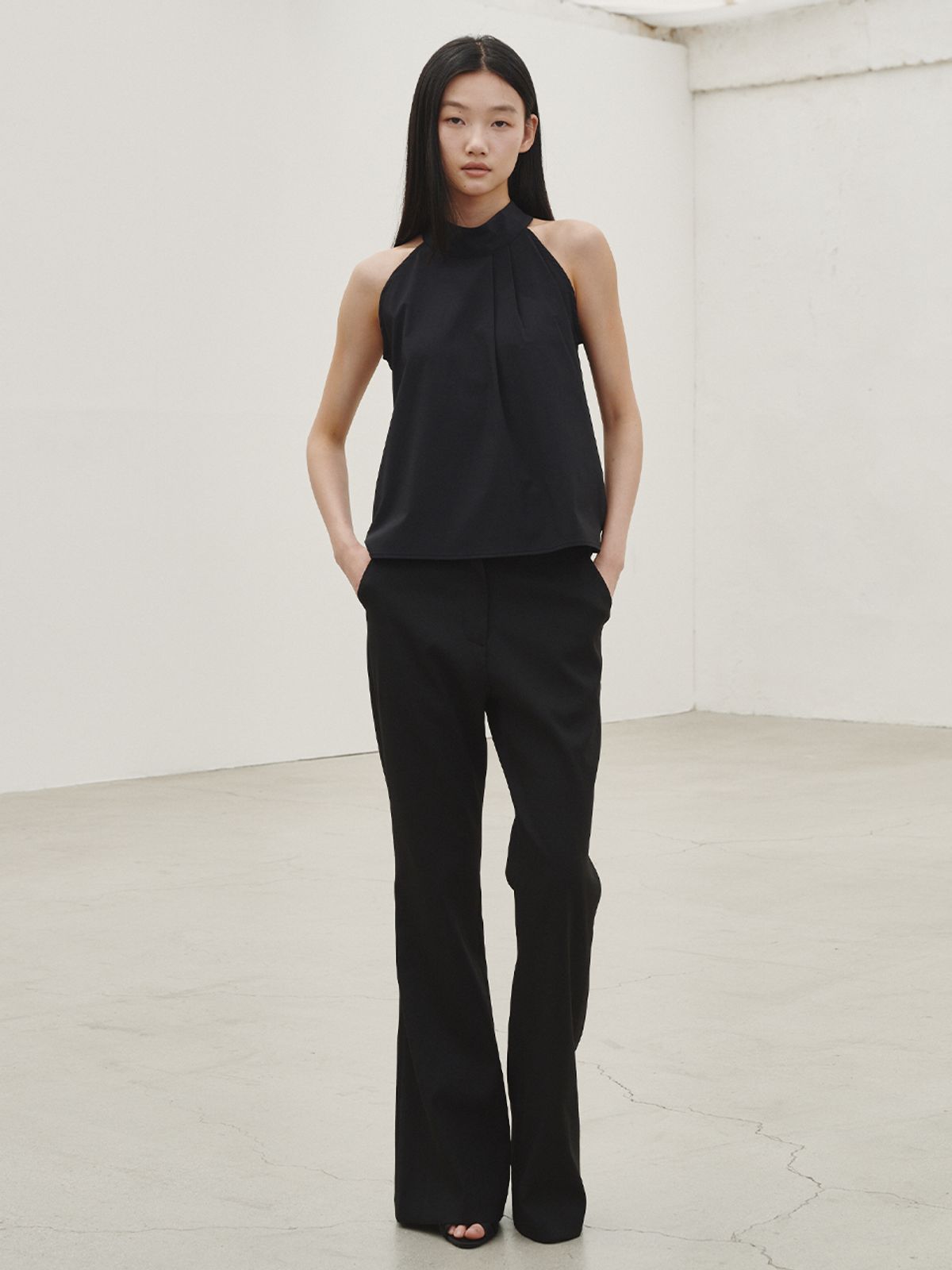 누브(NOUVE) 홀터 투턱 블라우스 - 블랙 / Holter Two Tuck Blouse - Black