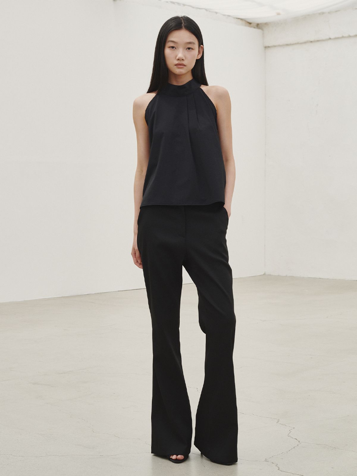 누브(NOUVE) 홀터 투턱 블라우스 - 블랙 / Holter Two Tuck Blouse - Black