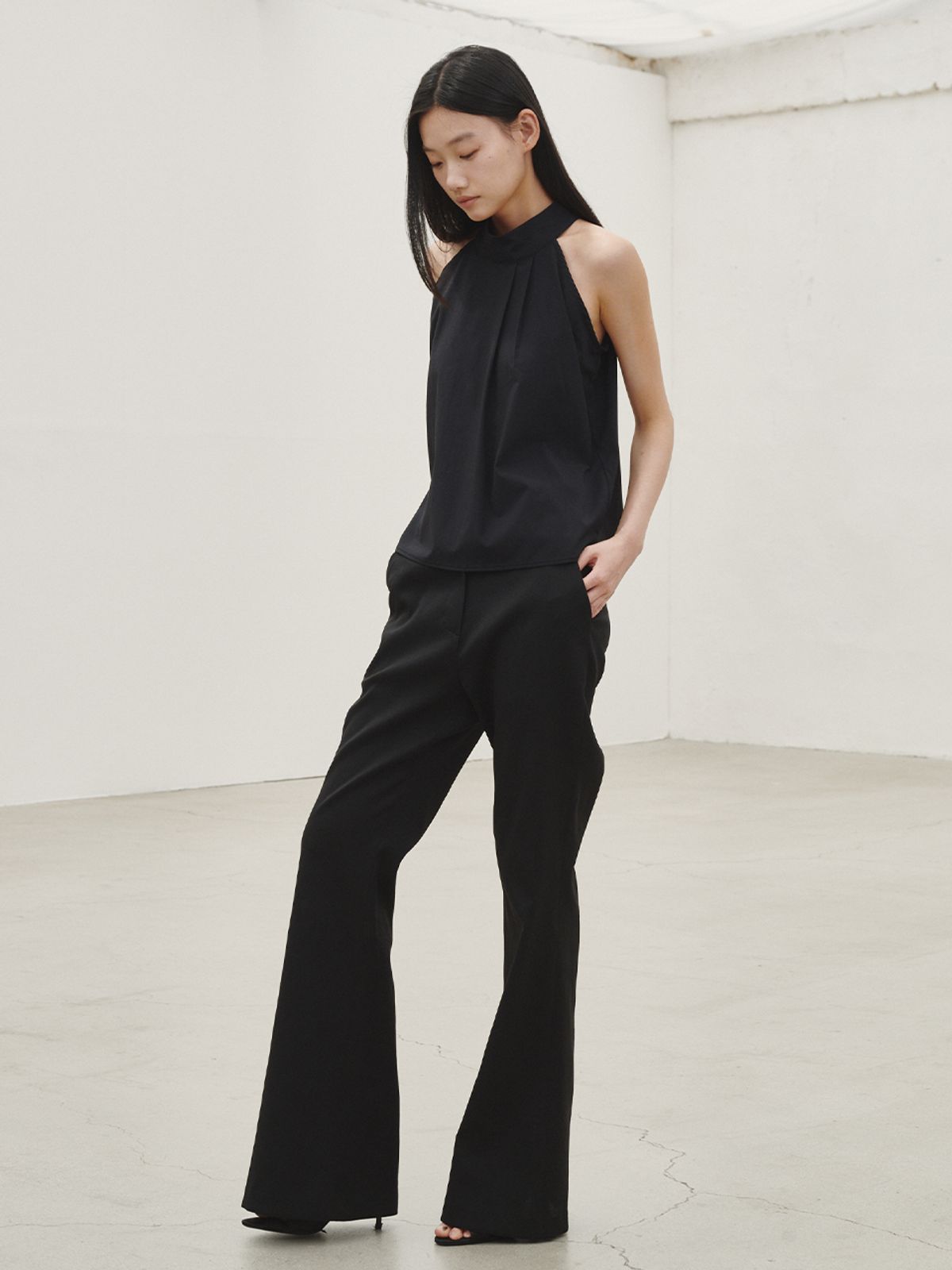 누브(NOUVE) 홀터 투턱 블라우스 - 블랙 / Holter Two Tuck Blouse - Black