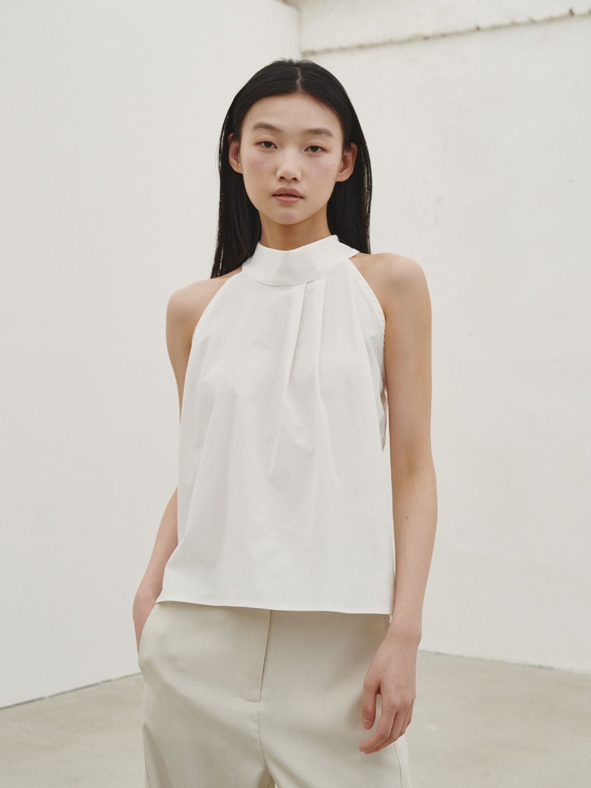 누브(NOUVE) 홀터 투턱 블라우스 - 아이보리 / Holter Two Tuck Blouse - Ivory
