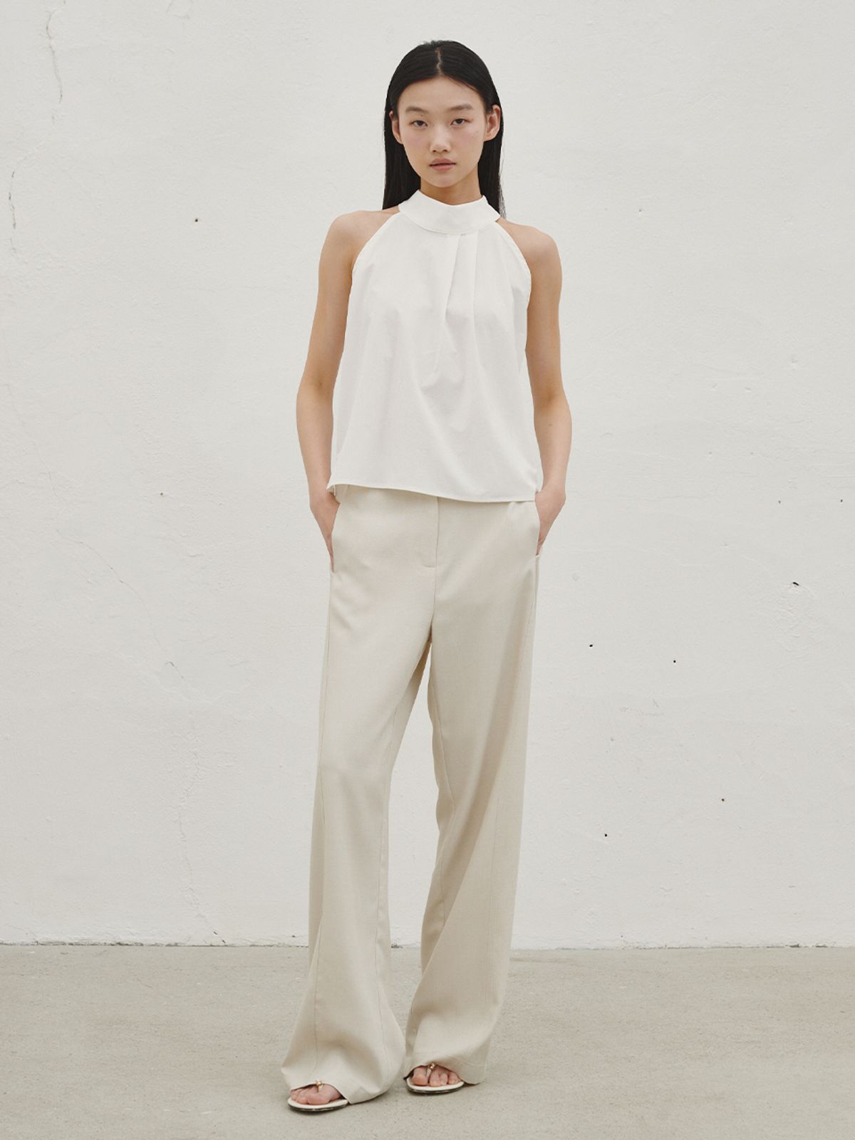 누브(NOUVE) 홀터 투턱 블라우스 - 아이보리 / Holter Two Tuck Blouse - Ivory