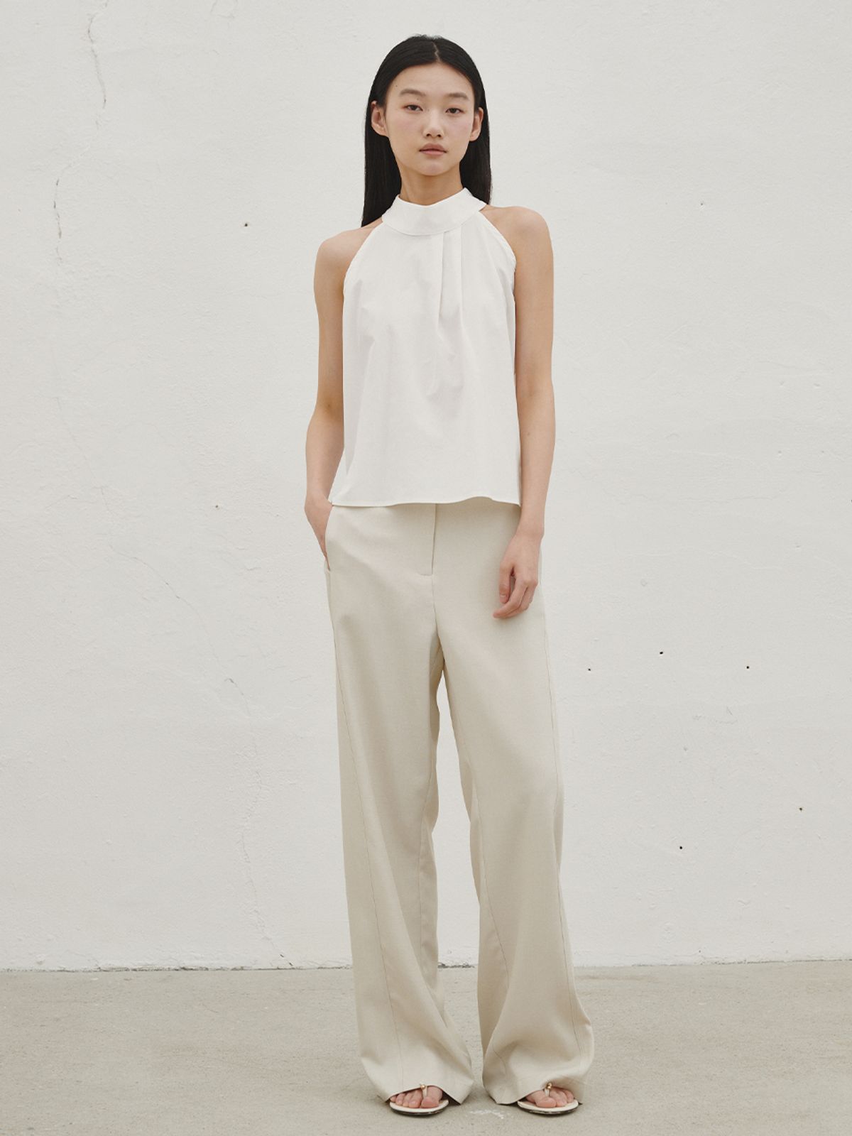 누브(NOUVE) 홀터 투턱 블라우스 - 아이보리 / Holter Two Tuck Blouse - Ivory