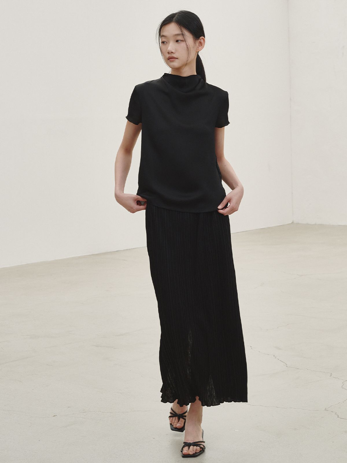누브(NOUVE) 하프 슬리브 실키 블라우스 - 블랙 / Half-sleeved silky blouse - Black
