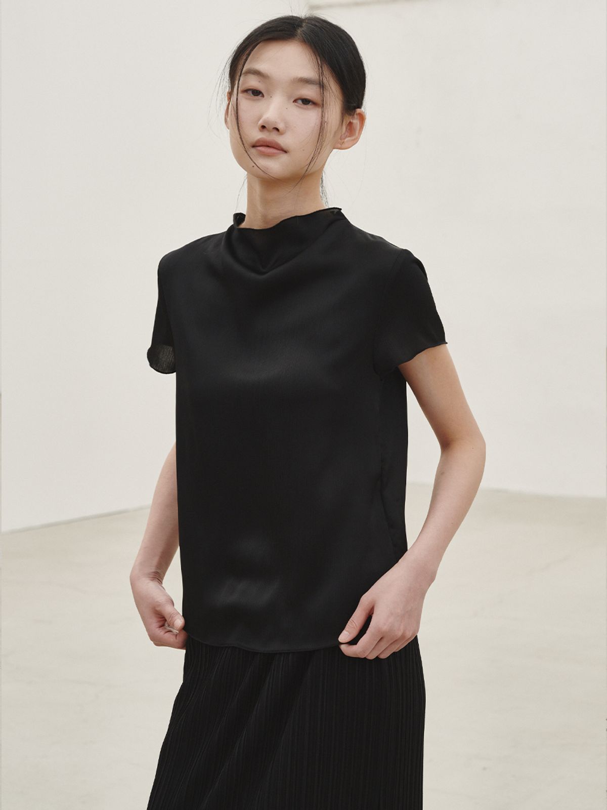 누브(NOUVE) 하프 슬리브 실키 블라우스 - 블랙 / Half-sleeved silky blouse - Black