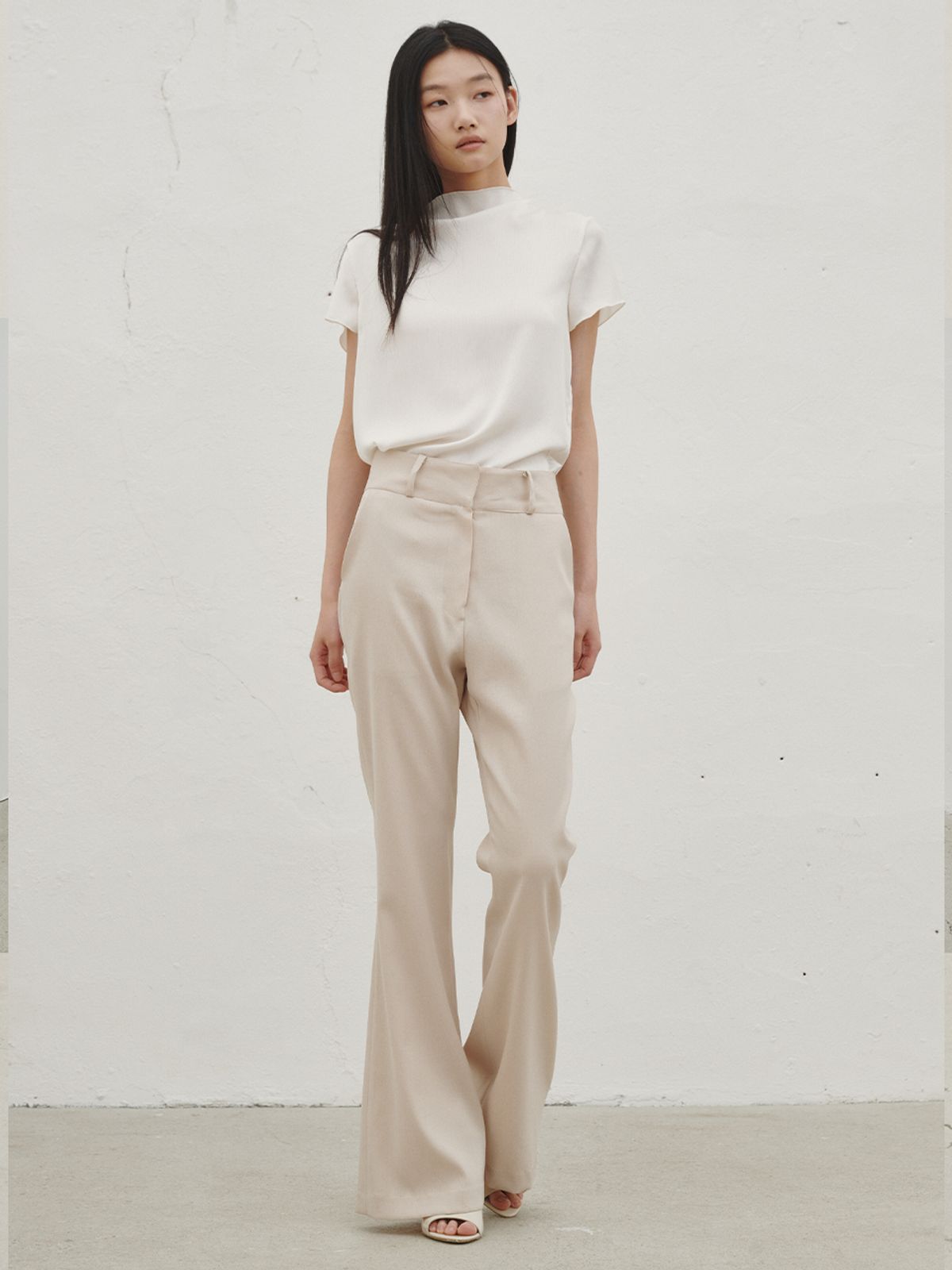 누브(NOUVE) 하프 슬리브 실키 블라우스 - 아이보리 / Half-sleeved silky blouse - Ivory