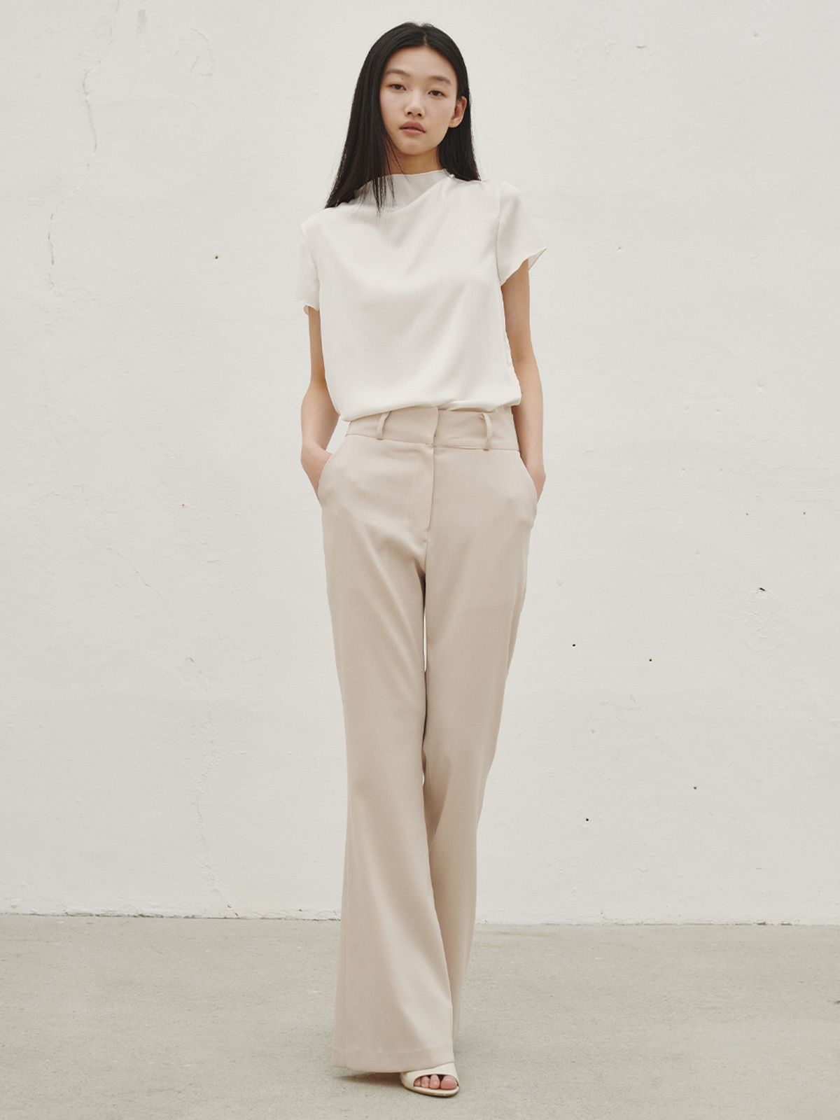 누브(NOUVE) 하프 슬리브 실키 블라우스 - 아이보리 / Half-sleeved silky blouse - Ivory