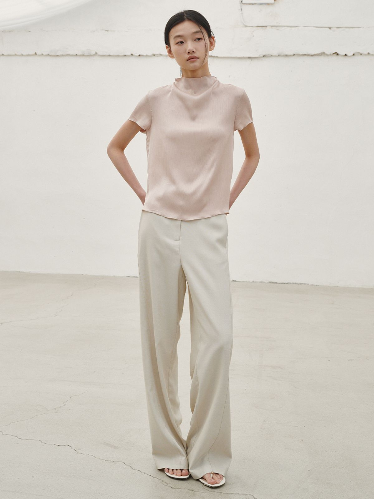 누브(NOUVE) 하프 슬리브 실키 블라우스 - 핑크 / Half-sleeved silky blouse - Pink