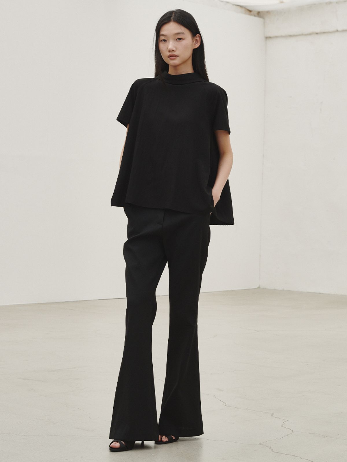 누브(NOUVE) 투웨이 플레어 블라우스 - 블랙 / Two-way Flare Blouse - Black