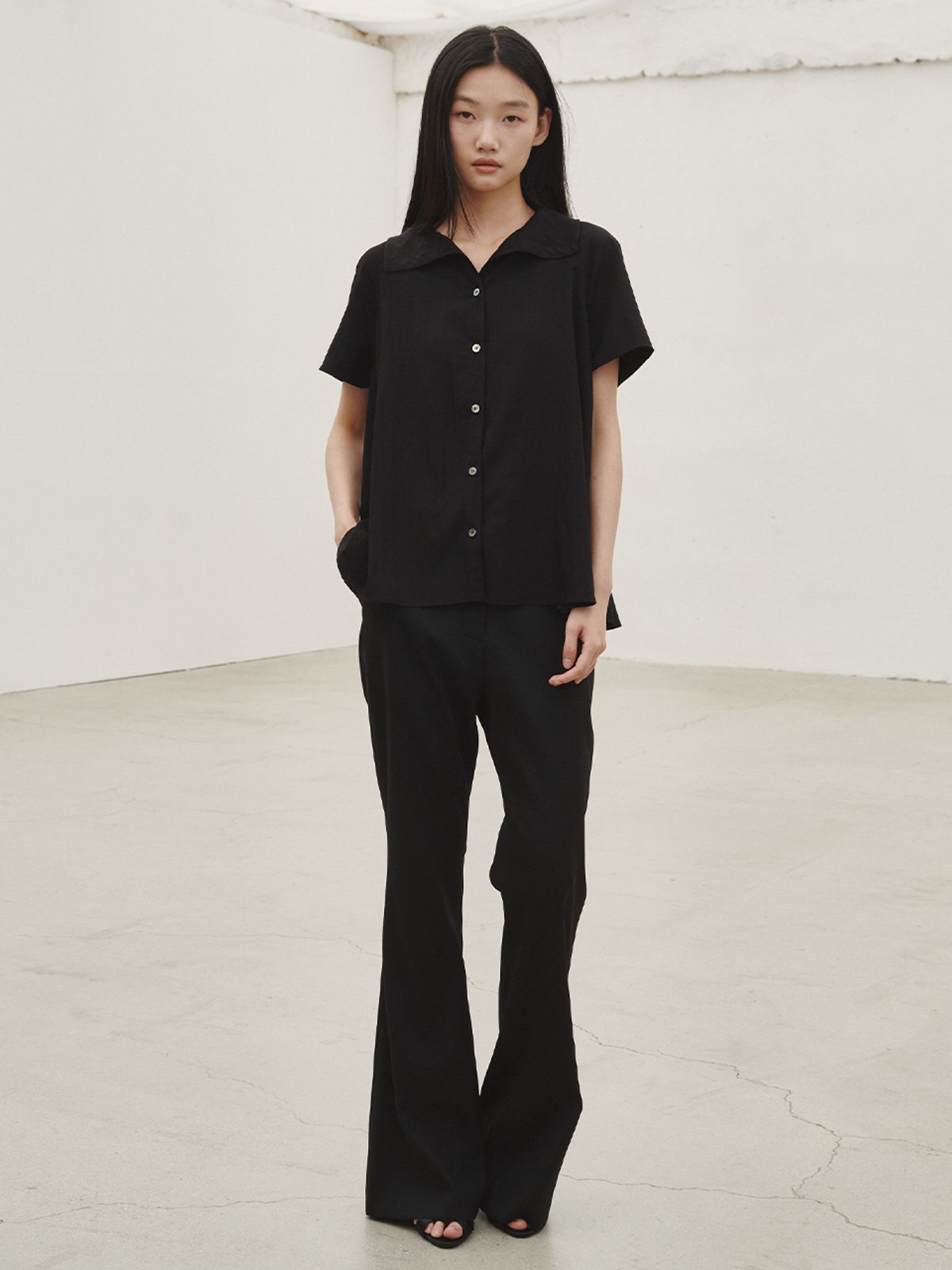 누브(NOUVE) 투웨이 플레어 블라우스 - 블랙 / Two-way Flare Blouse - Black