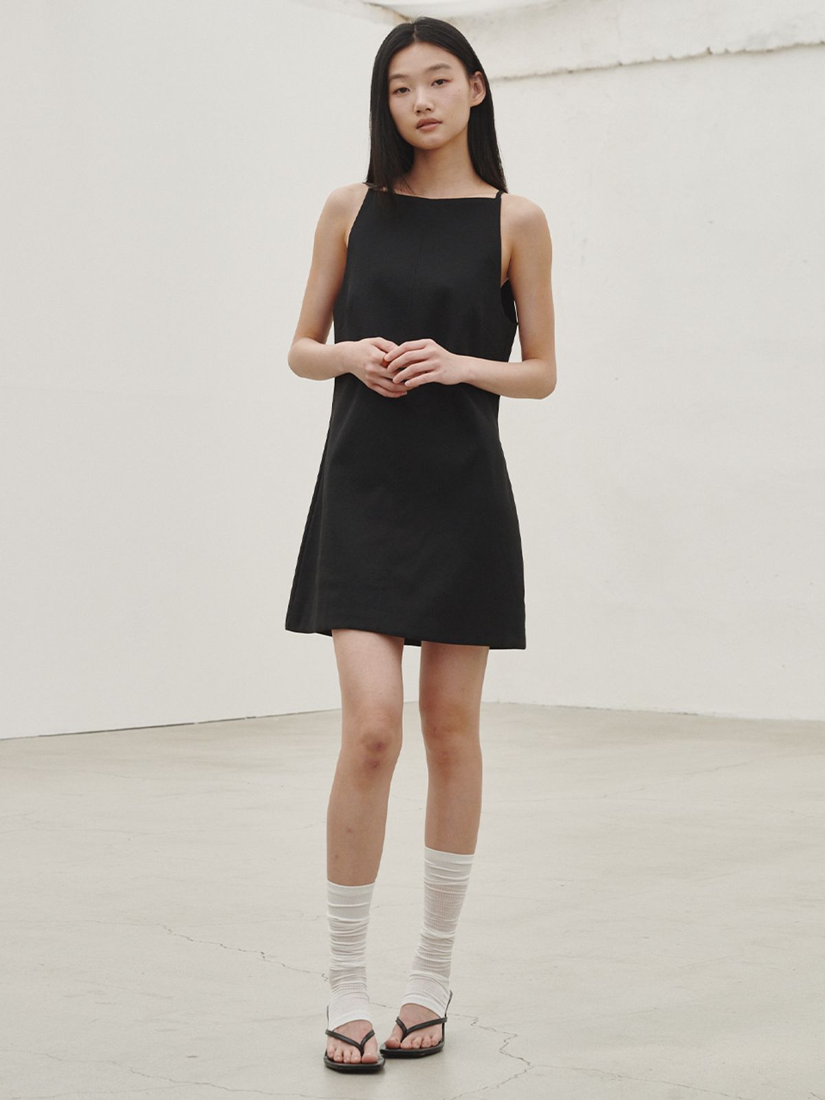 누브(NOUVE) 홀터넥 슬리브리스 - 블랙  / Halter Neck Sleeveless - Black