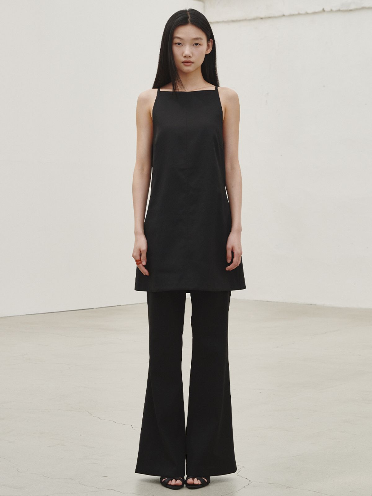 누브(NOUVE) 홀터넥 슬리브리스 - 블랙  / Halter Neck Sleeveless - Black