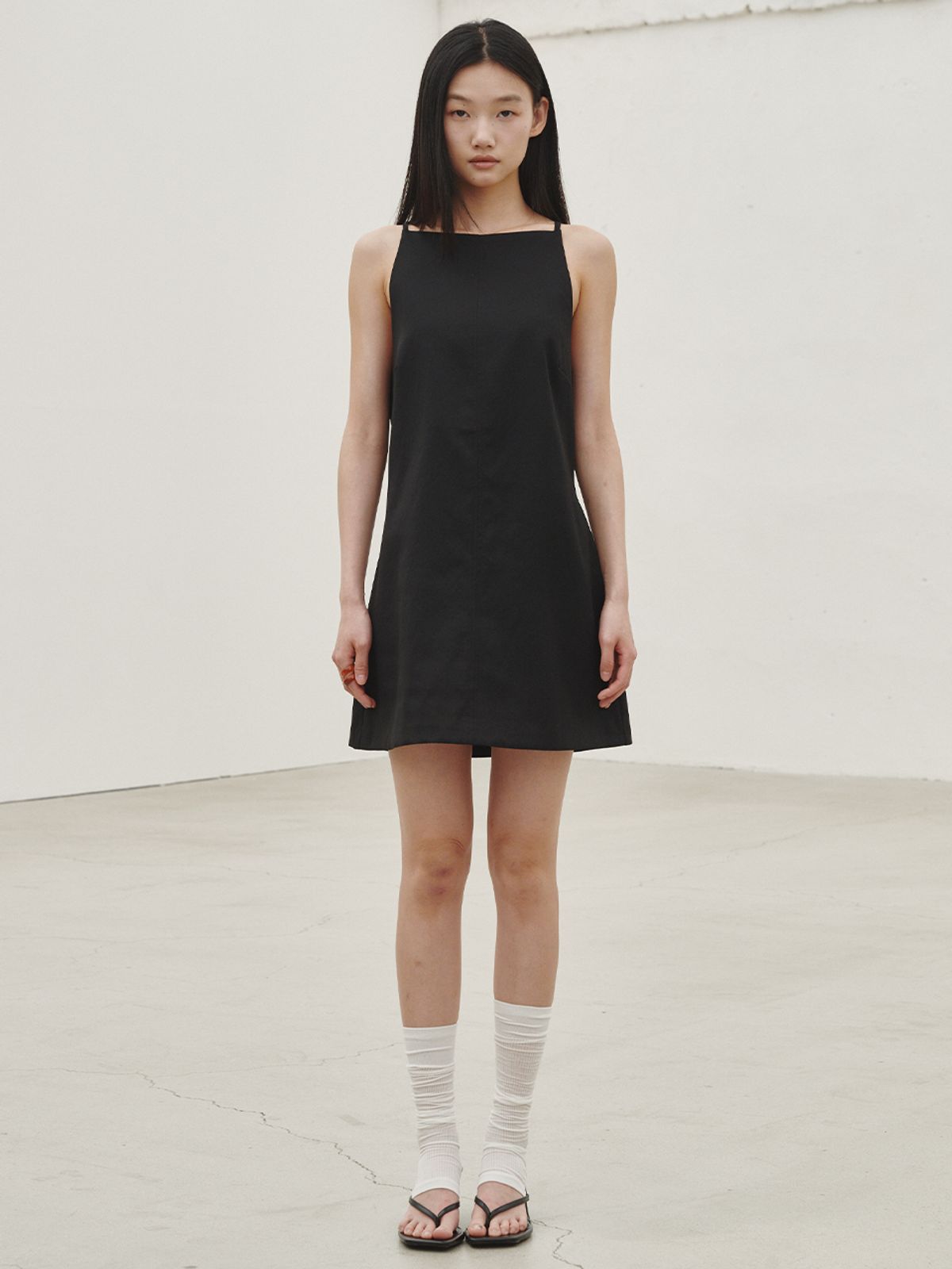 누브(NOUVE) 홀터넥 슬리브리스 - 블랙  / Halter Neck Sleeveless - Black