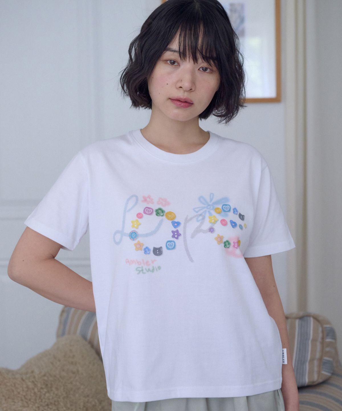엠블러(AMBLER) Button Lettering  그래픽 반팔 티셔츠 AS1312 (화이트)