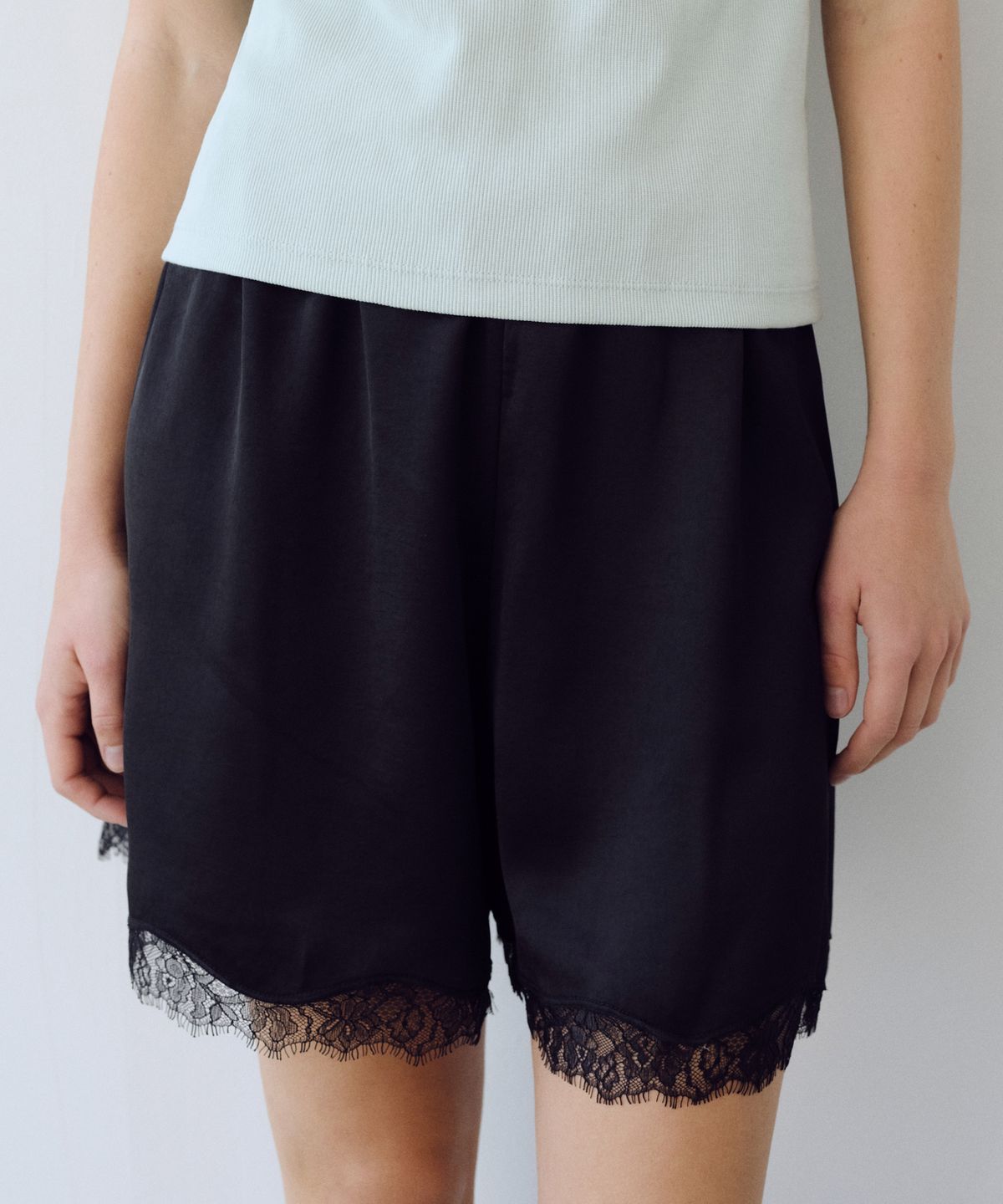 유라고(URAGO) Silky lace banding shorts