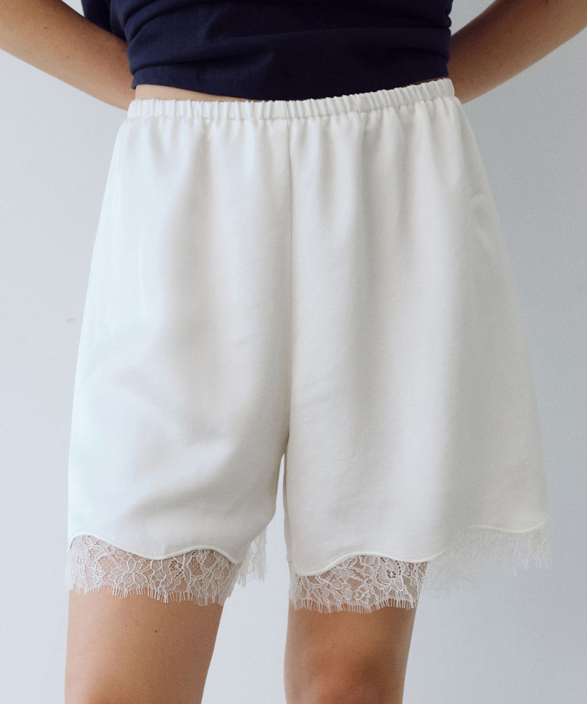 유라고(URAGO) Silky lace banding shorts