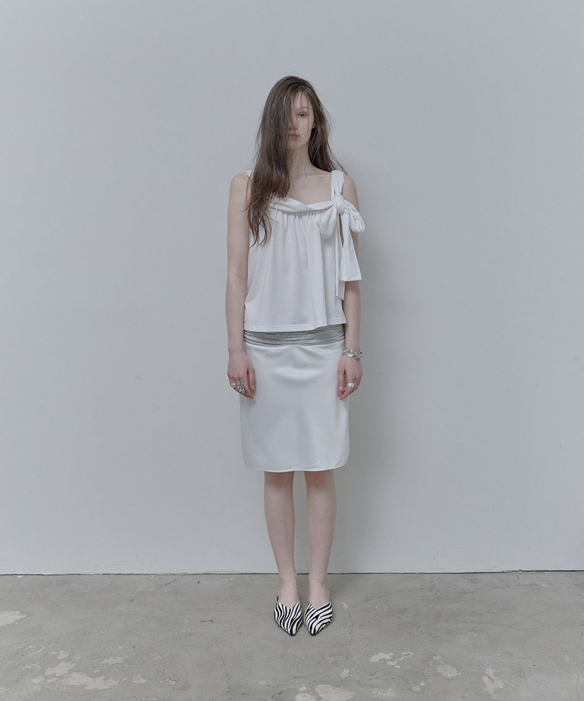 필세(PHILCE) Shirring Satin Midi Skirt, White