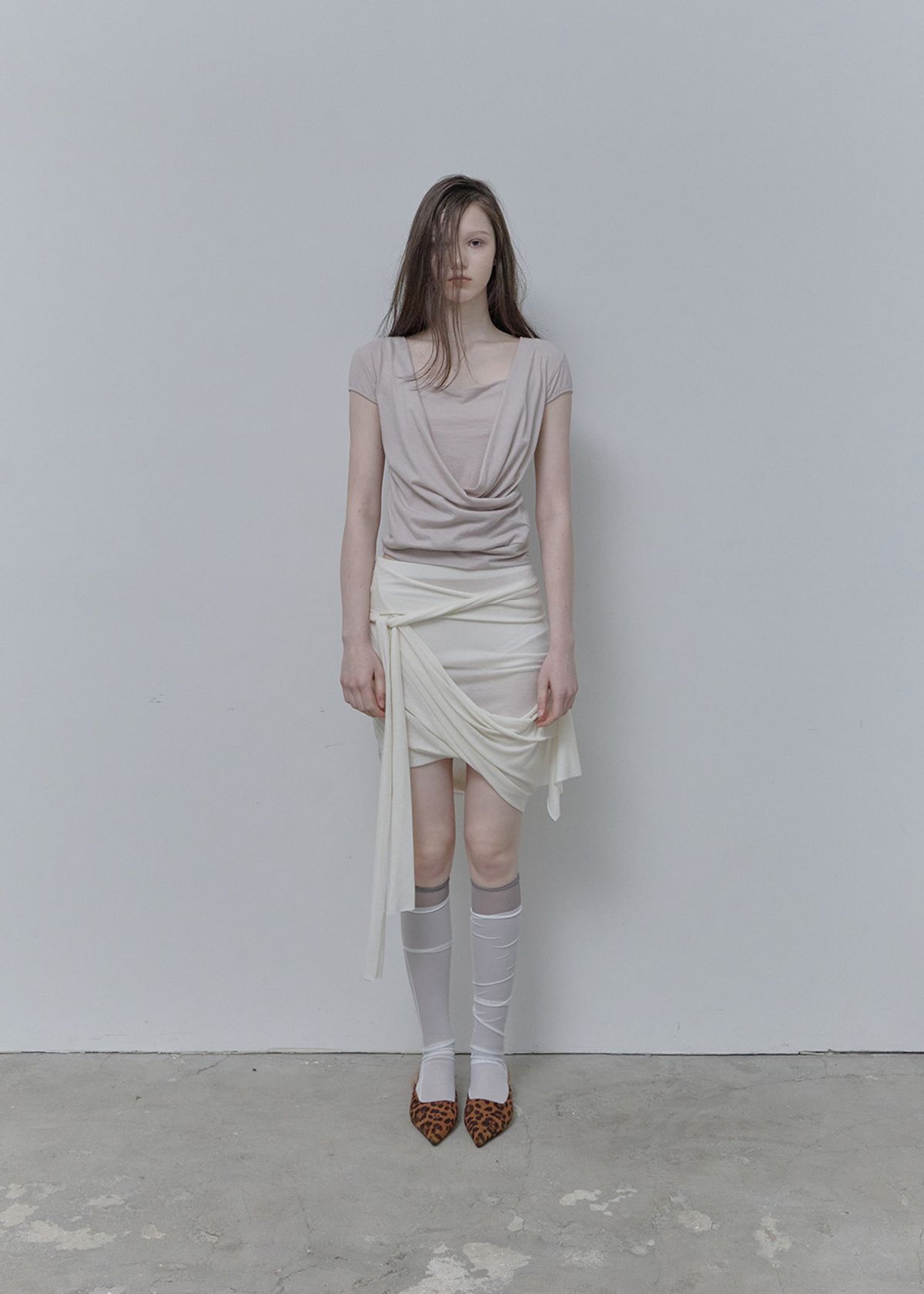 필세(PHILCE) Wrap Layered Short Sleeveless, Pink Beige