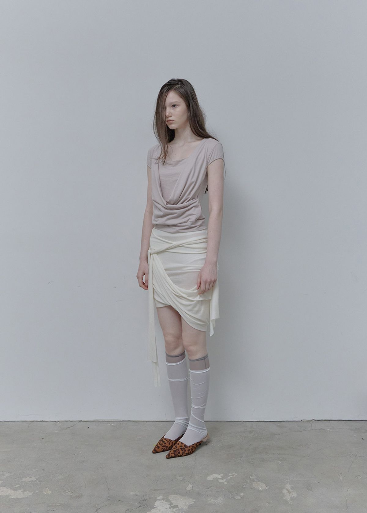 필세(PHILCE) Wrap Layered Short Sleeveless, Pink Beige