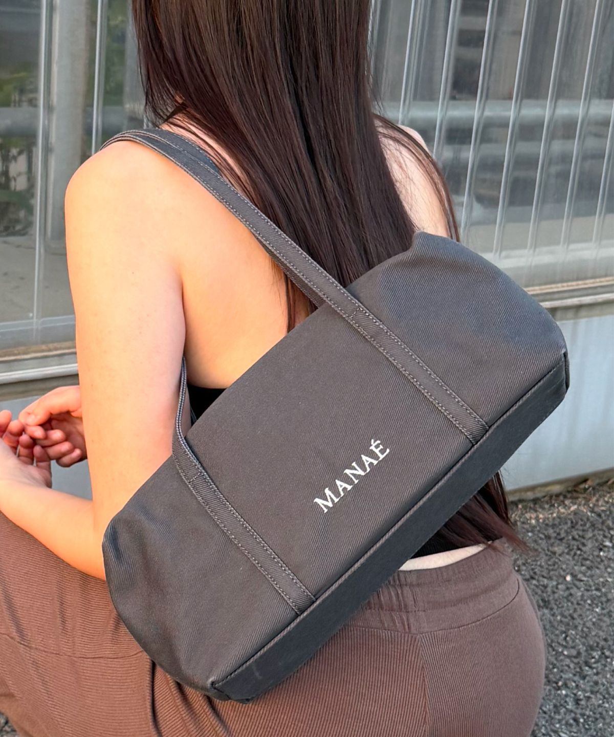 마나에(MANAÉ) Viato Bag_Charcoal