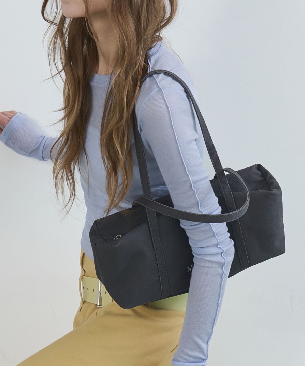 마나에(MANAÉ) Viato Bag_Charcoal