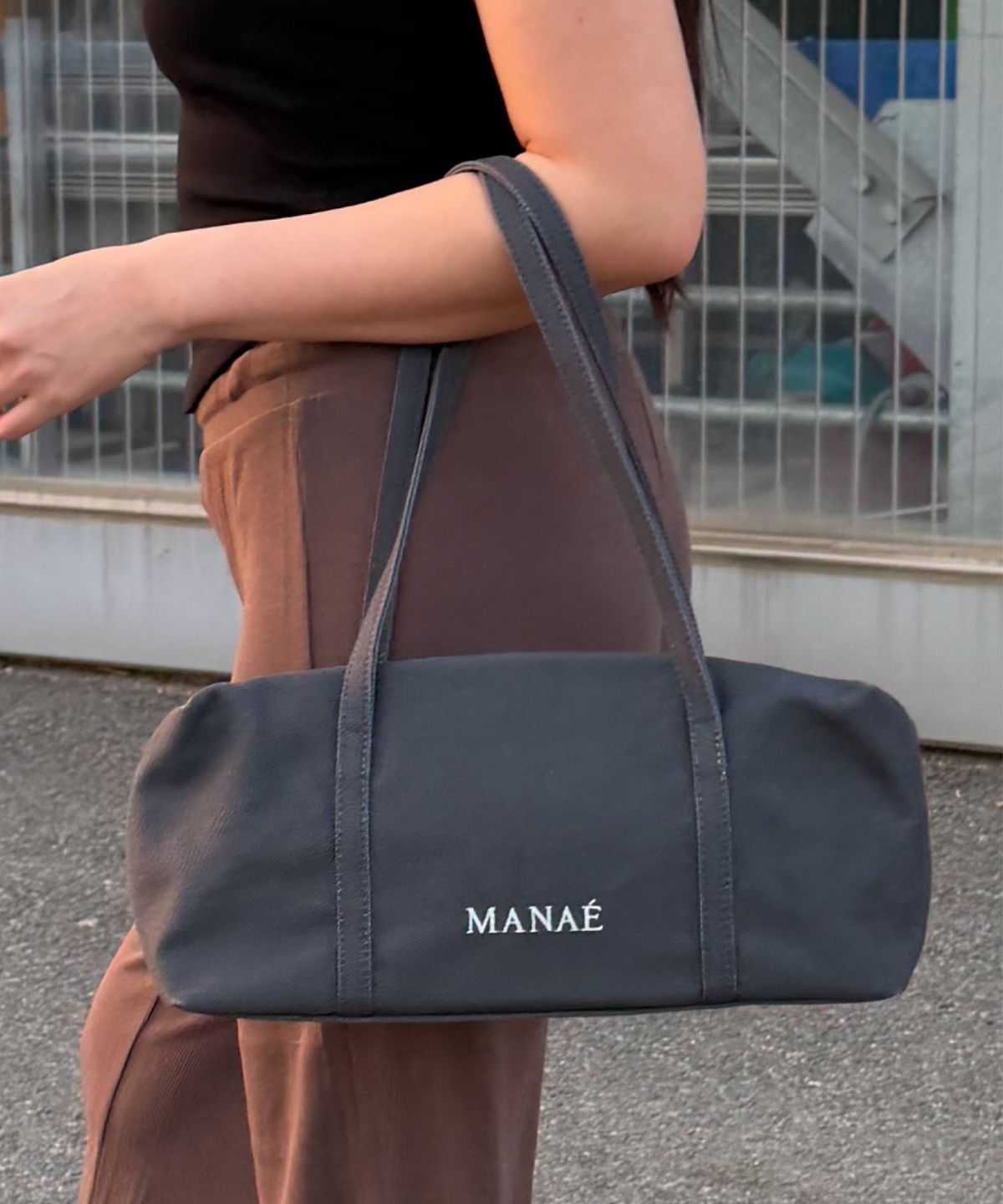 마나에(MANAÉ) Viato Bag_Charcoal