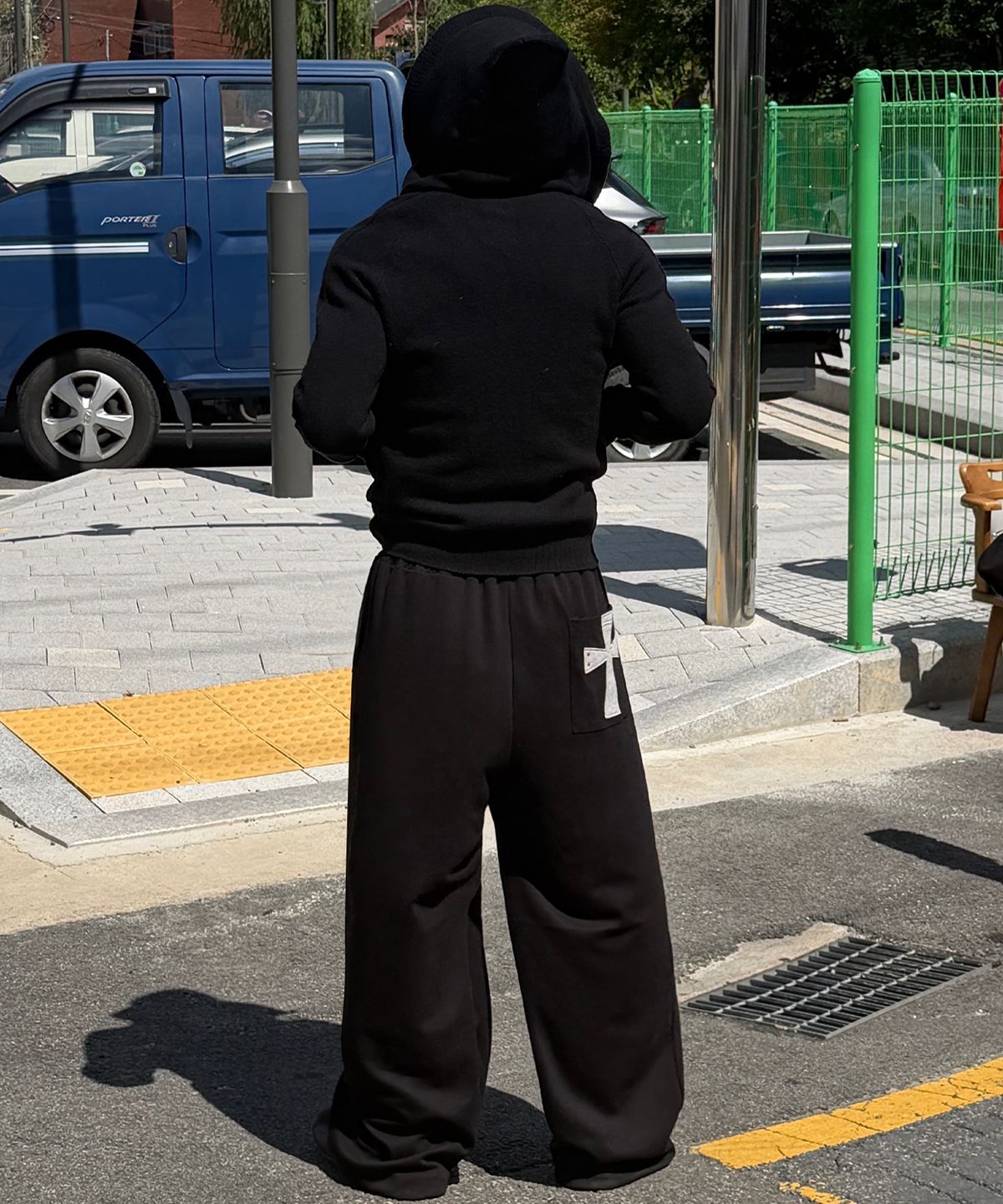 퍼지스캔(FUZZY SCAN) 크로스패치 커브드 벌룬팬츠 블랙