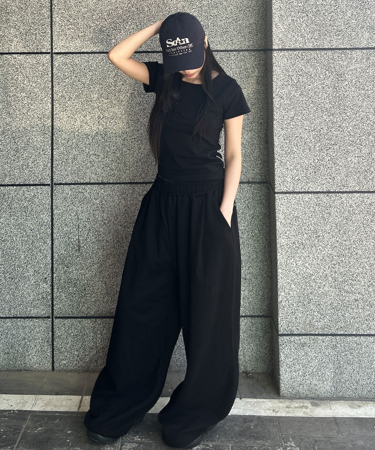 퍼지스캔(FUZZY SCAN) 블랙 레터 커브드 벌룬팬츠 블랙