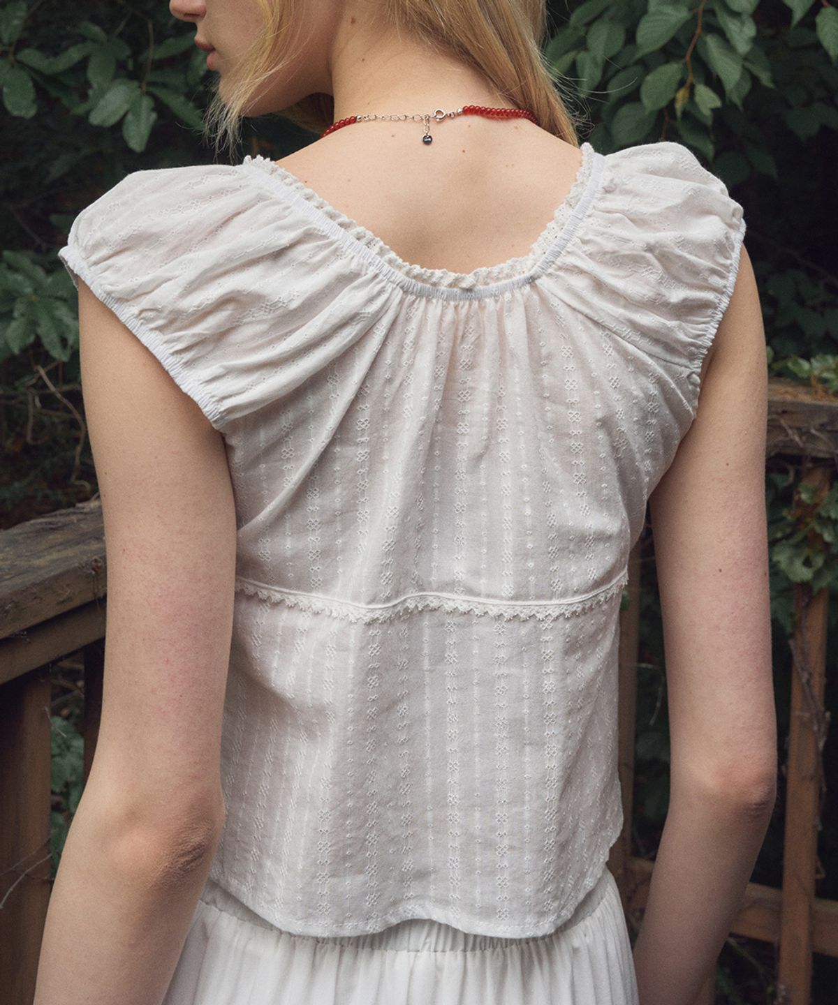 헤인트(HAINT) MORA LACE SHEERING PUNCHING CROP BLOUSE 2COL_IVORY
