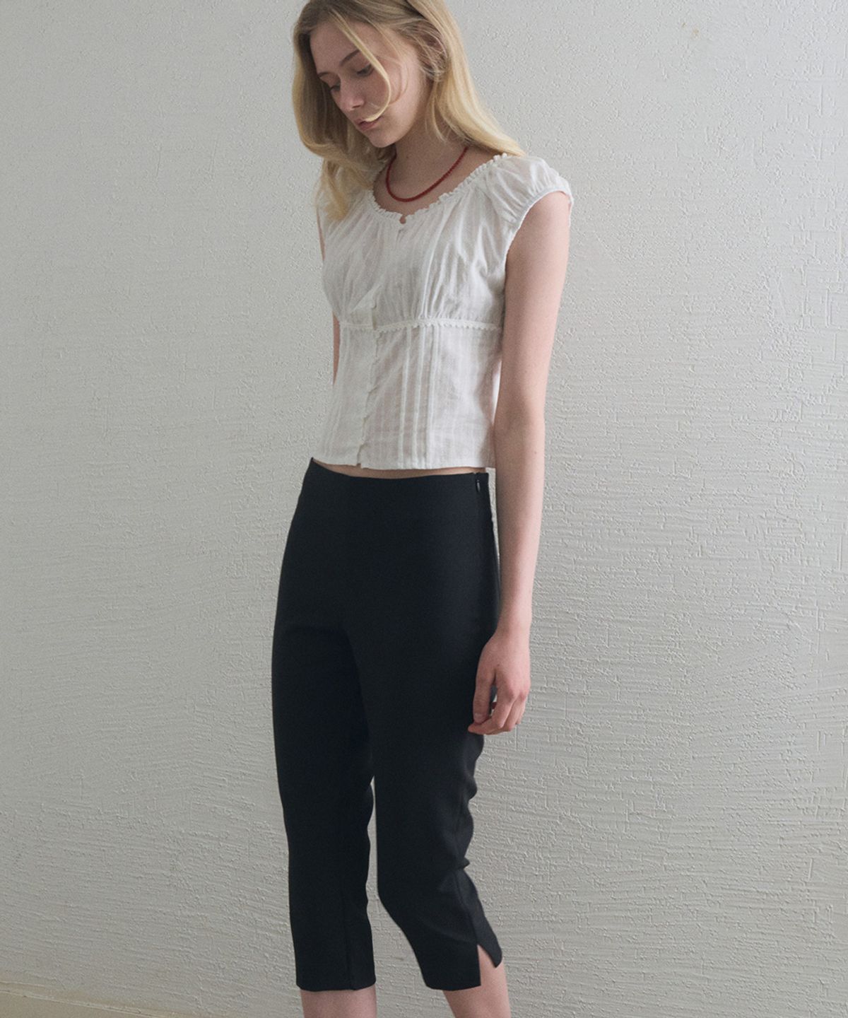 헤인트(HAINT) MORA LACE SHEERING PUNCHING CROP BLOUSE 2COL_IVORY