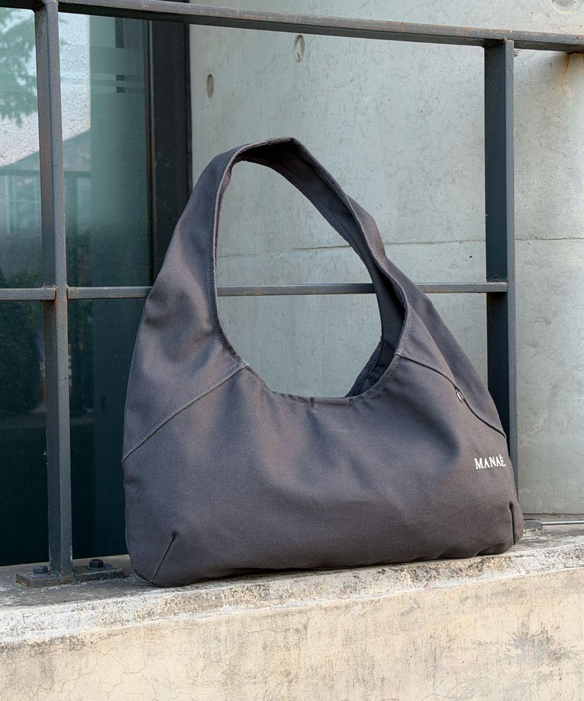마나에(MANAÉ) Rove Bag _Charcoal