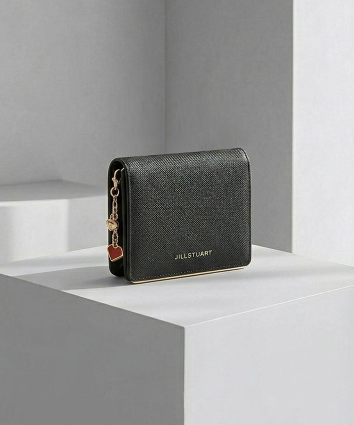질스튜어트액세서리(JILLSTUART ACC) [LILY] 블랙 로고장식 소가죽 2단 반지갑