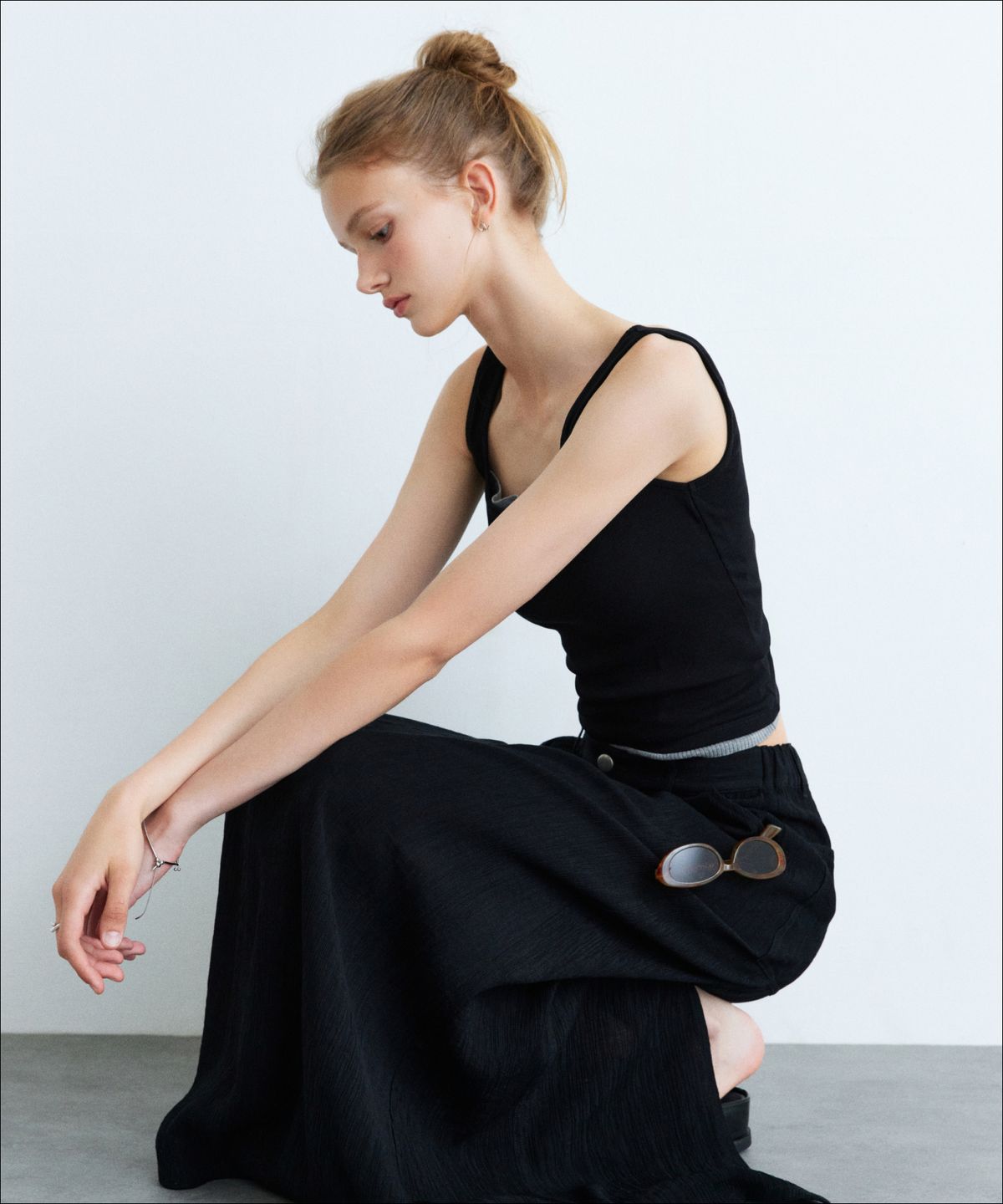 미쏘(MIXXO) 스쿱넥 슬리브리스_MIWHNG711A